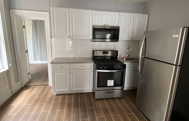 1 bed, 1 bath, 700 sqft, $950, Unit 2F