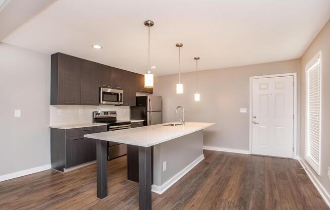 1 bed, 1 bath, 893 sqft, $1,600