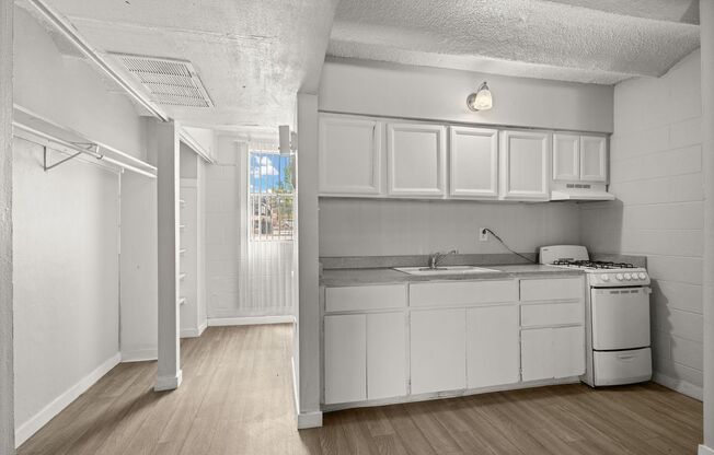 Studio, 1 bath, 420 sqft, $800, Unit 5