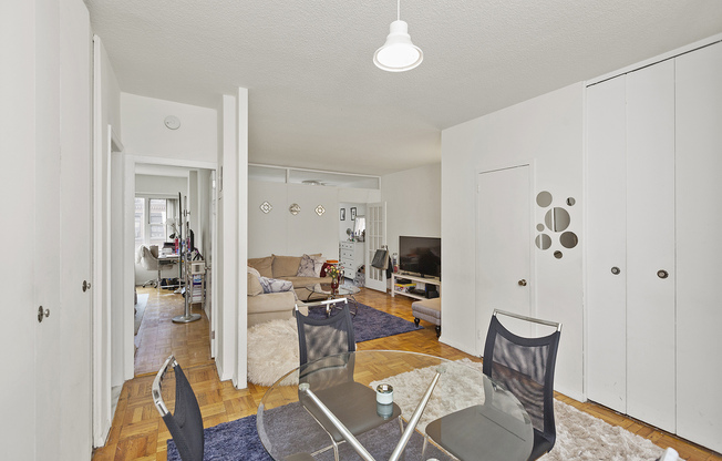 2 beds, 1 bath, $6,400, Unit 5M