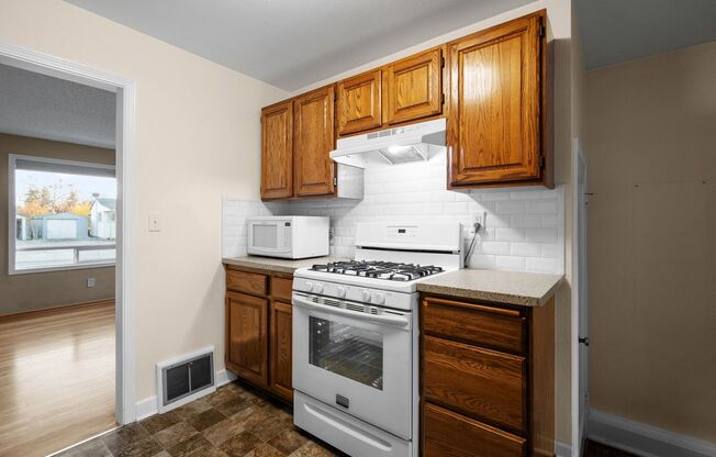 3 beds, 1 bath, $2,200