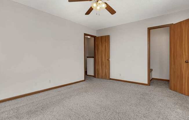 bedroom with ceiling fan