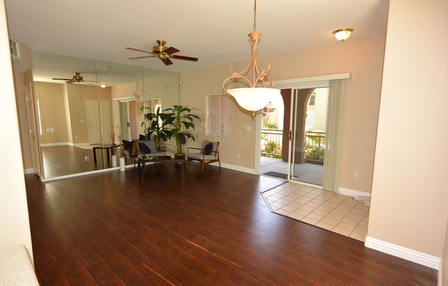 1st Flr Condo 2 Bed W/Den - Gated Community In NW