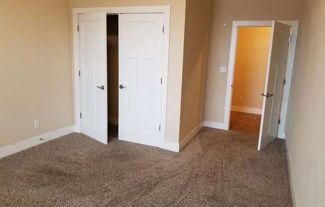 2 beds, 1 bath, $1,000, Unit 321