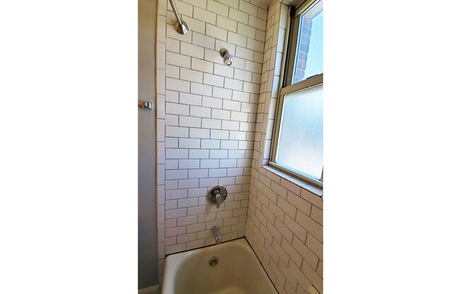 2 beds, 1 bath, 850 sqft, $1,595, Unit 404-69