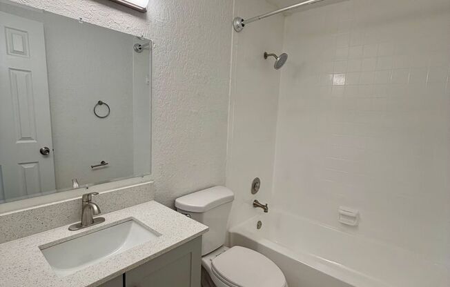 2 beds, 1 bath, 889 sqft, $1,699, Unit 10-5215
