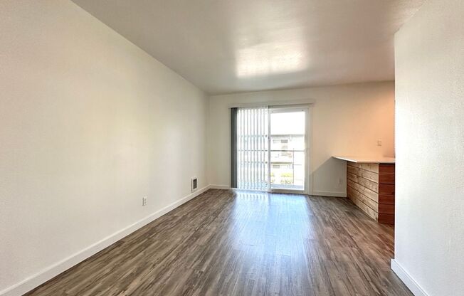 1 bed, 1 bath, 555 sqft, $1,355, Unit 32