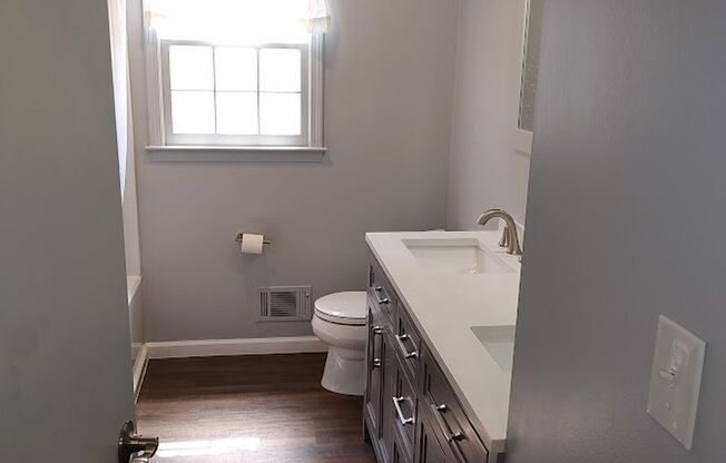 2 beds, 1 bath, $1,200, Unit 2