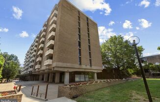 Updated Studio Apartment in Southwest W/Garage Parking & Pets Welcomed