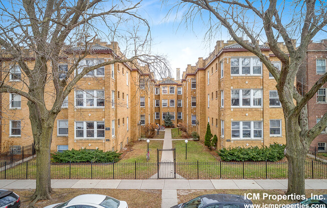 5045 N Damen Ave