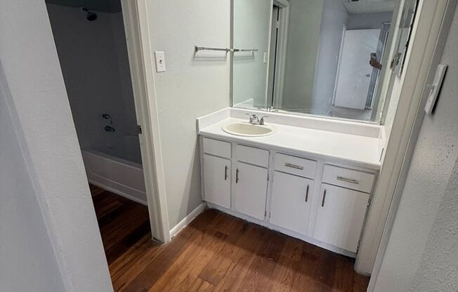 2 beds, 1 bath, 837 sqft, $989