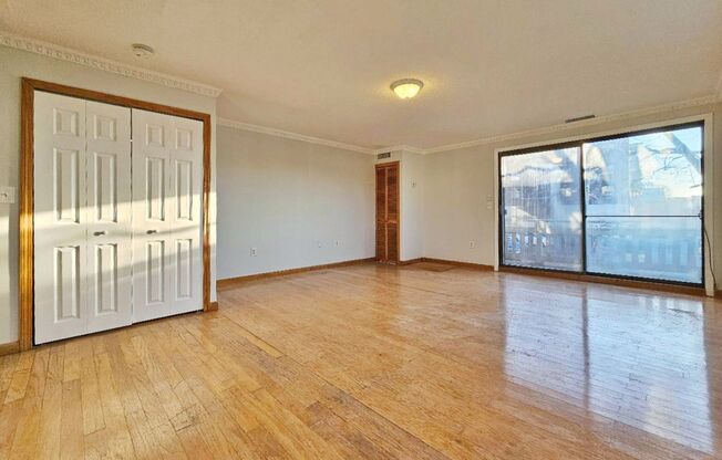 Beautiful renovated 3 bed 2 bath townhouse with deeded parking and easy Highway access