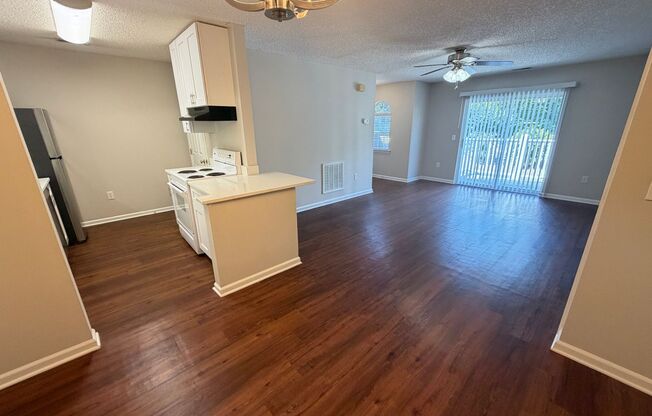 1 bed, 1 bath, 779 sqft, $1,100, Unit 1210 R