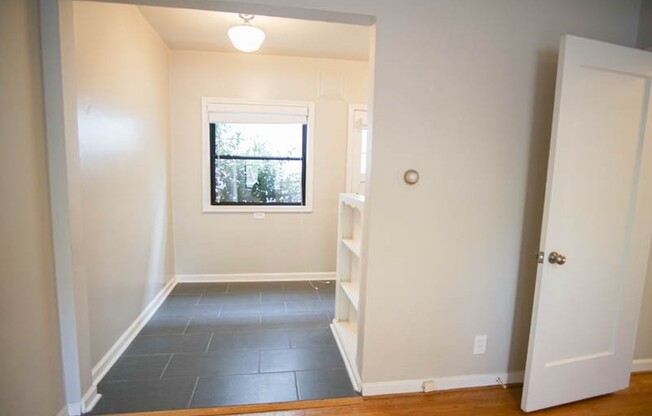 $500 OFF! Great Nob Hill 1-Bedroom in Boutique Courtyard Building!