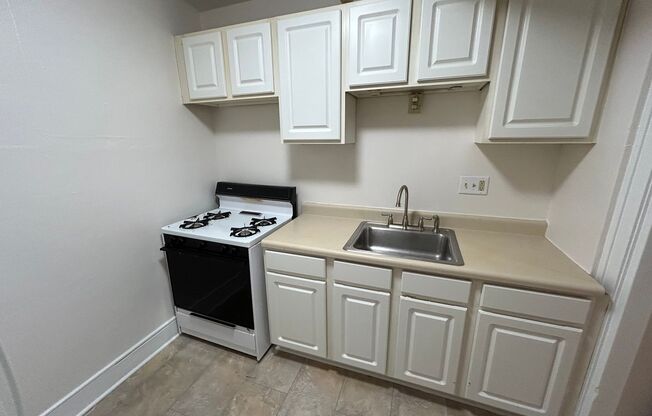 1 bed, 1 bath, $995, Unit 33