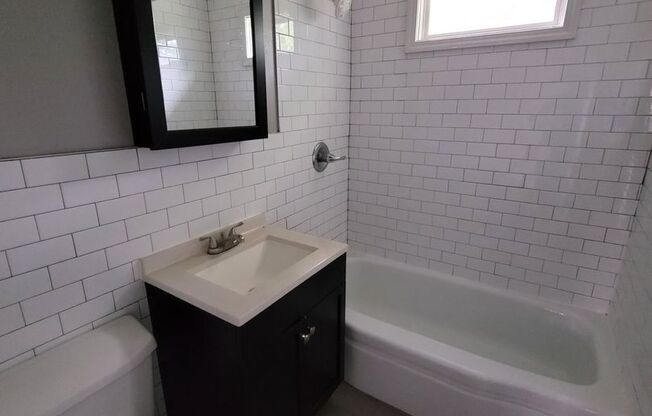 3 beds, 1 bath, $1,095, Unit 6004