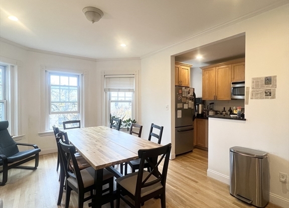 2 beds, 1 bath, $3,600, Unit 32