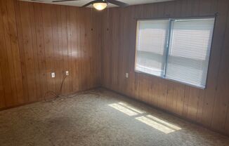 2 beds, 1 bath, $700, Unit 1