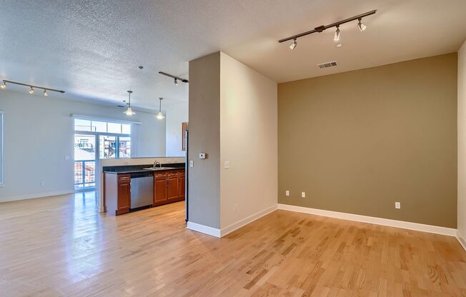 Evolve Real Estate: Beautiful Loft 1 Bed/2 Baths, 1200 SQFT in the Heart of Greenwood Village!