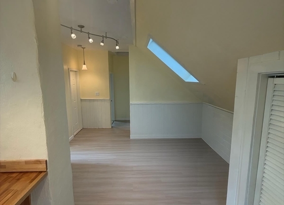 2 beds, 1 bath, 850 sqft, $2,400, Unit 3