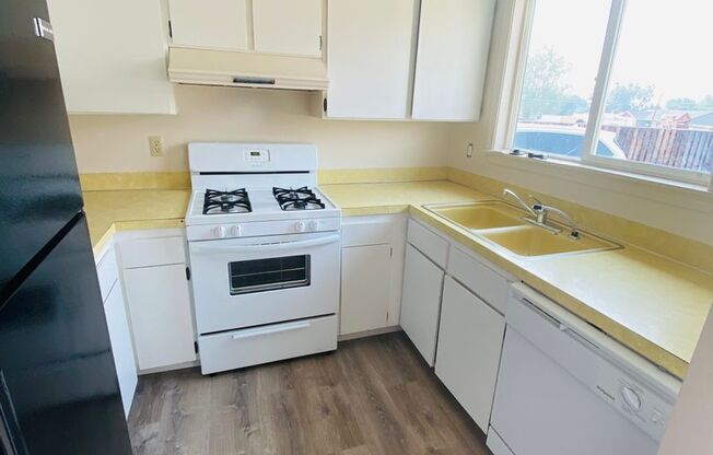 2 beds, 1 bath, $1,100, Unit 2649 Pear #1