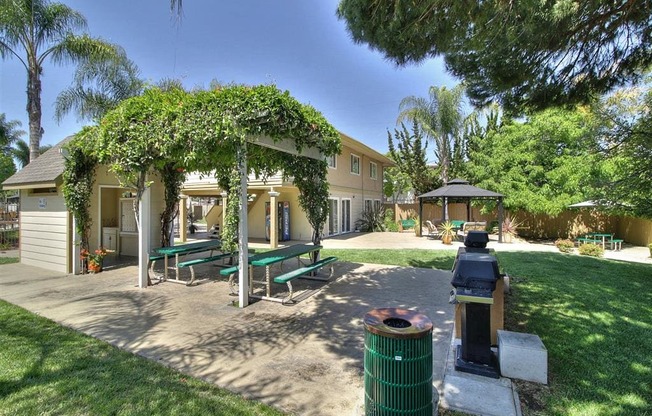 Garden Courtyard With Grills at The Arbors at Mountain View, Mountain View, California