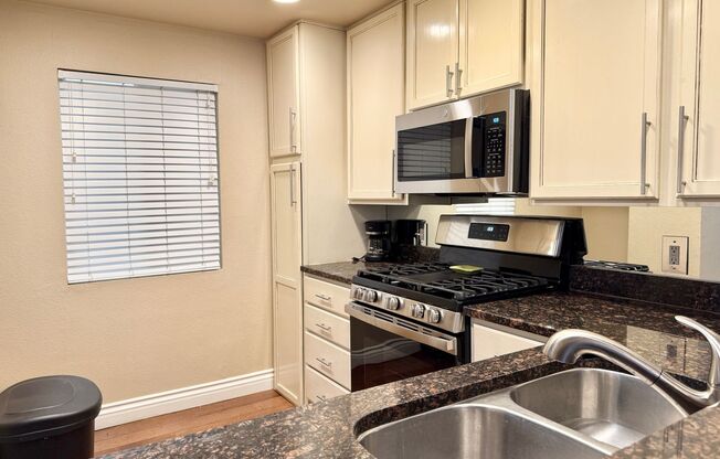 2 beds, 2 baths, $2,400, Unit # 206