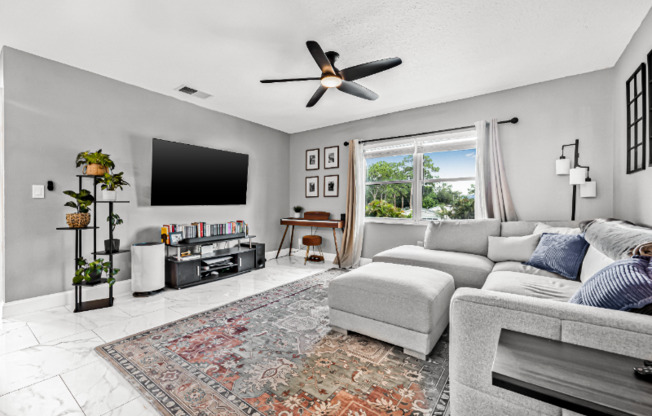252 SW MONROE DIR N