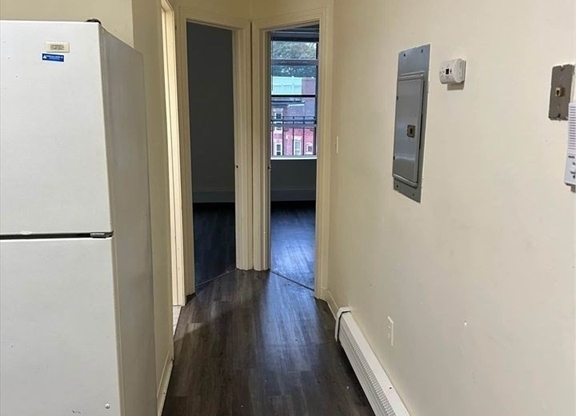 3 beds, 1 bath, $3,400, Unit 3