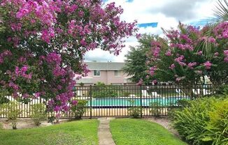 Spacious 2brm 1.5ba Condo in The Villas off Conway Rd.