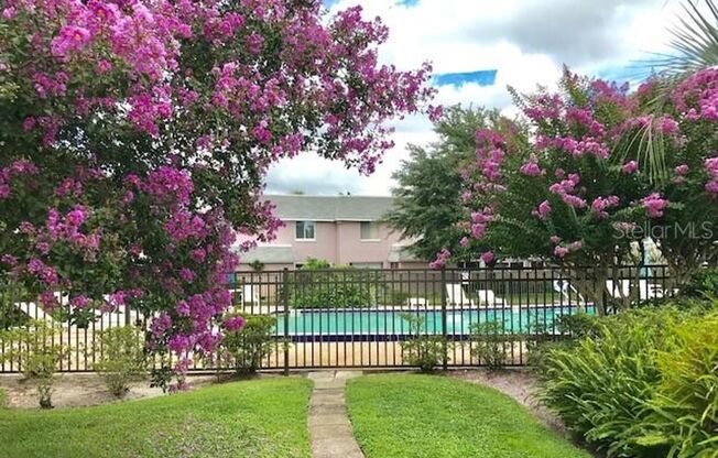 Spacious 2brm 1.5ba Condo in The Villas off Conway Rd.