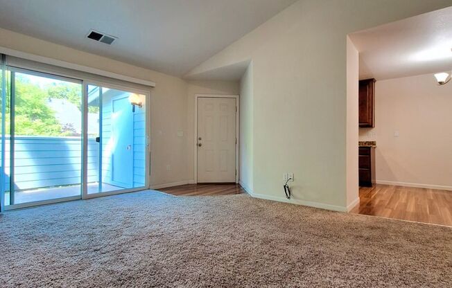 Great Second Floor 2bd Condo With Pool in Gated Complex