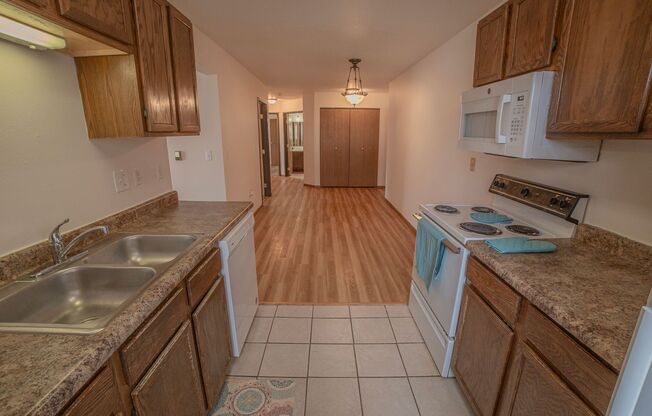 3 beds, 1 bath, 1,070 sqft, $995, Unit 1414-102