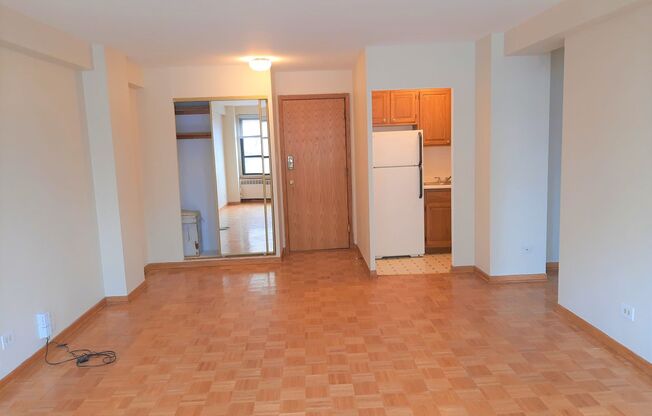 1 bed, 1 bath, 700 sqft, $1,700, Unit 418-0612