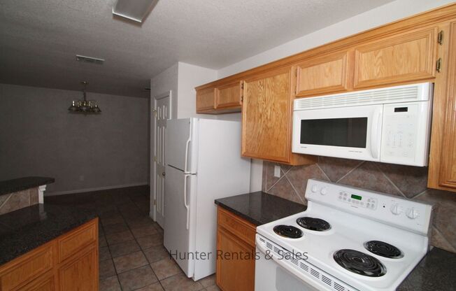 3 beds, 2 baths, $1,100, Unit Unit B