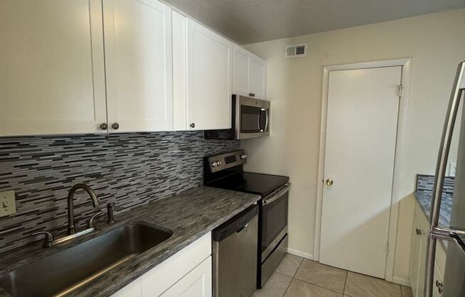 3 beds, 2 baths, $1,395, Unit Apt #207