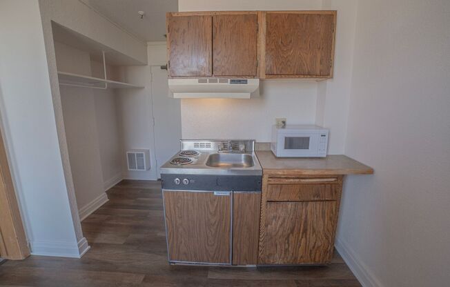 1 bed, 1 bath, 295 sqft, $555, Unit 520