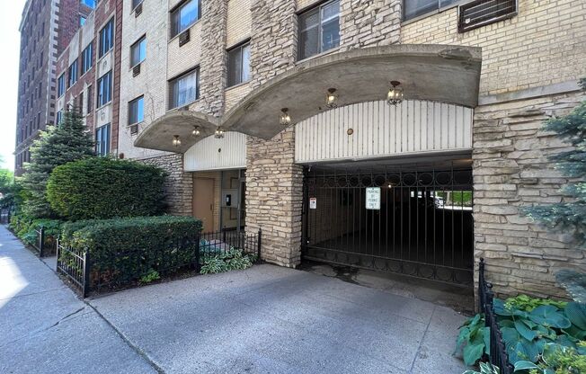 2 beds, 1 bath, 900 sqft, $2,450, Unit 417-305