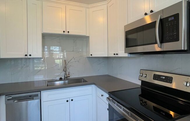 RENOVATED BALLARD 3 BED, 2 BATH DUPLEX UNIT CLOSE TO ALL!