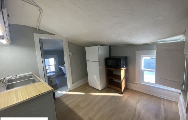 1 bed, 1 bath, $725, Unit 2114 - Upstairs