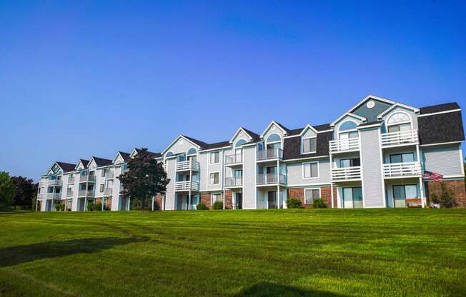 Expertly landscaped grounds at The Crossings Apartments, Grand Rapids, MI, 49508