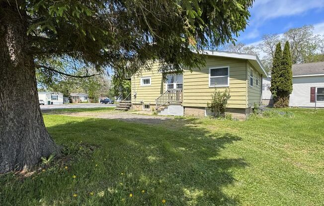 3 beds, 1 bath, 1,016 sqft, $1,495