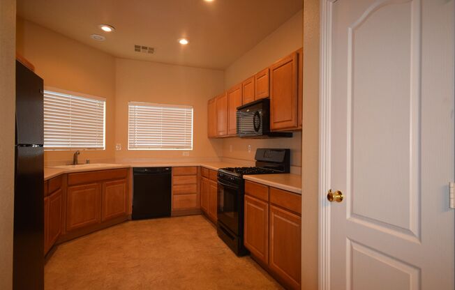 3 beds, 2.5 baths, $2,010