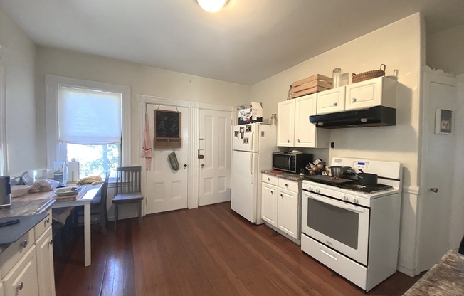 2 beds, 1 bath, $2,400, Unit 2