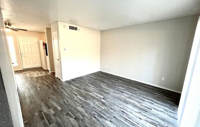 2 beds, 1 bath, 916 sqft, $1,049, Unit 101