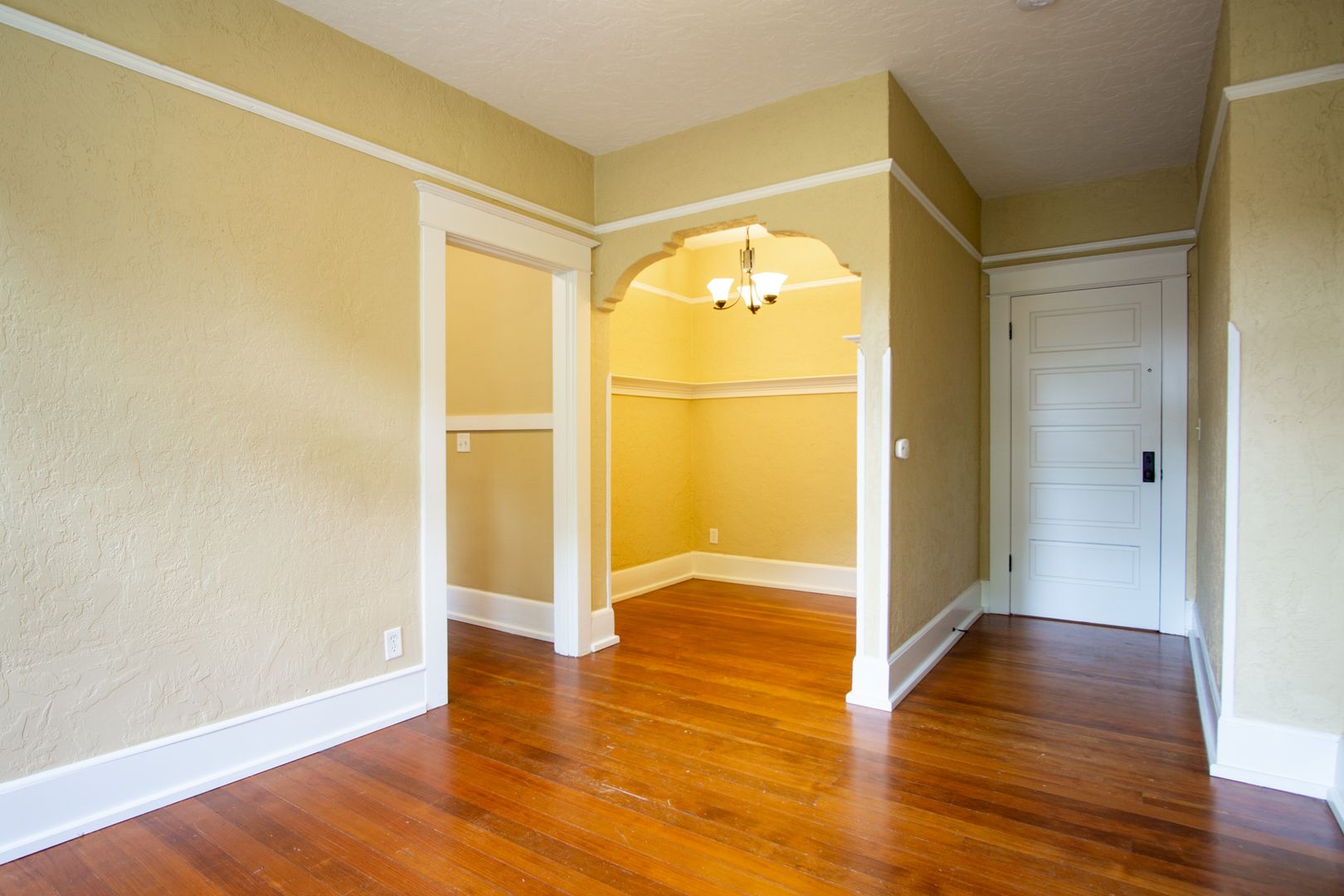 Top Floor Corner 2 Bed with Dining Nook, Exposed Brick & DW!