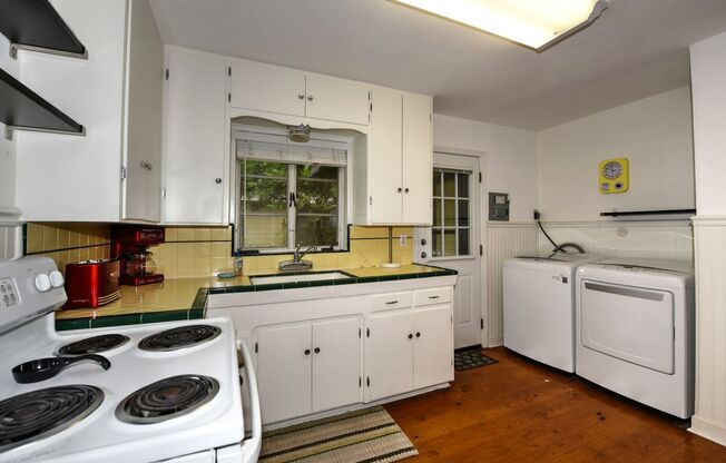 2 beds, 1 bath, $1,400, Unit UNIT # E