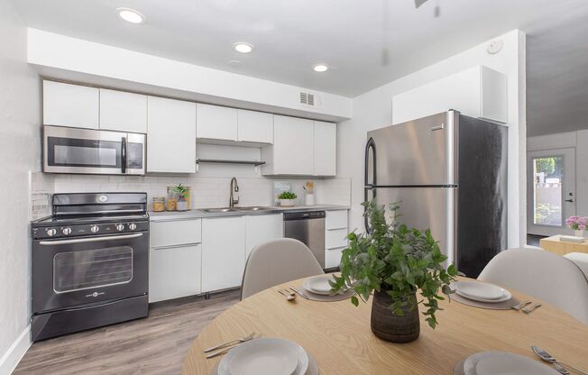 2 beds, 1 bath, 800 sqft, $1,549, Unit 112