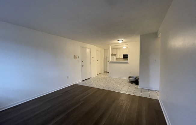 2 beds, 1 bath, 700 sqft, $2,400, Unit E1