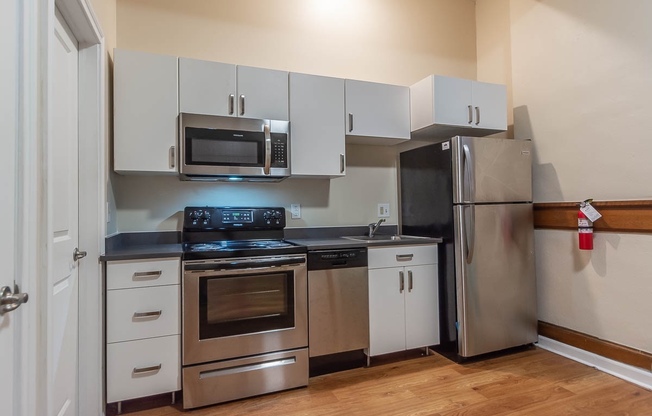 Studio, 1 bath, 328 sqft, $1,299, Unit 305